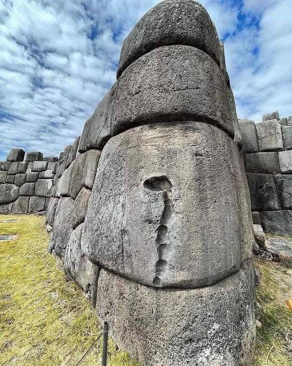 Có thể là hình ảnh về Saqsaywaman