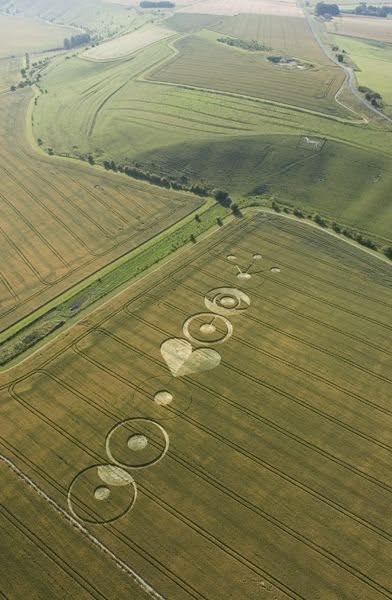 Có thể là hình ảnh về silo, cỏ và Stone Henge